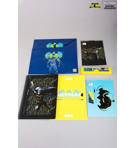DEKOMUS İLE LİSANSLI BATMAN A4 80 YAPRAK 2 ADET DEFTER , 2 ADET ÇITÇIT DOSYA,RESİM DEFTERİ VE KALEM KUTUSU KIRTASİYE SETİ