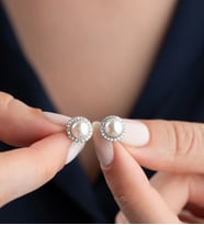 925 Ayar Gümüş Zirkon Taşlarla Çevrili İnci Kadın Küpe