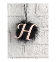 Pleksi Araba Ayna Süsü 7cm "H" Harfi Rosegold Ponponlu (Renk Seçeneği)