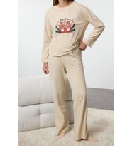 Tarz Rahat Uzun Kollu Boru Paça Kadın Yılbaşı Temalı Örme Pijama Takımı (Bej)