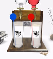 BK Gift Kişiye Özel Renkli Baskılı Erkek ve Kadın Tasarımlı İkili Vodka Bardağı ve Çift Musluklu Doğal Ahşap Vodka Standı-1 (Model 1)