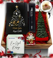Kasa İçerisinde Çam Ağacı Mum & Kişiye Özel Siyah Defter & Kar Küresi & Kalem Hediye Seti