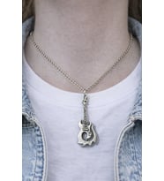 String Flame Charm – Elektro Gitar Figürlü Gümüş Renk Unisex Kolye (60 cm)
