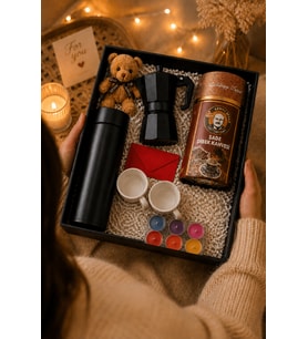 Kahve ve fincan Hediye Seti  Siyah Dijital Isı Göstergeli Çelik Termos 500ml + Moka Pot 3 Fincan + 2 adet fincan +Dibek Kahvesi 500g + 6’lı Mum   Kadın/ Erkek Uygun