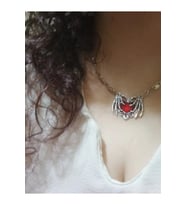 Kadın Kalbim Ellerinde Gotik Kırmızı Kalp Sevgi Aşk Kolyesi Çelik Kolye (Gümüş)
