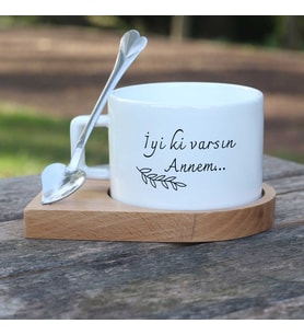 Anneye hediye İyi ki Varsın Annem Yazılı İsimli ve Harf Tasarımlı ahşap standlı kaşıklı lüks çay fincanı