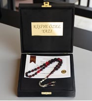 Kişiye Özel Ateş Kehribar Harfli Tesbih – Premium Kutulu Hediye Tesbih Seti - Sertifikalı Kehribar Tesbih (Kırmızı-Siyah)