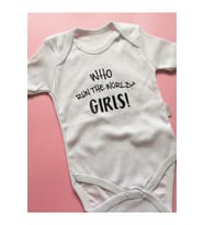 Who Run The World-Girls Baskılı Beyaz Zıbın