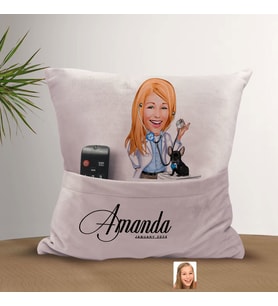 BK Gift Kişiye Özel Veteriner Karikatür Tasarımlı Organizer Kumanda ve Atıştırmalık Cepli Pembe Kırlent Yastık-1 Arkadaşa Hediye, Cepli Yastık