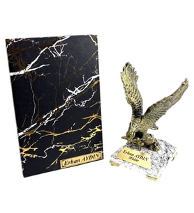Sizlere Özel İsimli Ofis Hediyesi - Mermer Tasarımlı Defter ve Kaideli Gold Kartal Heykeli (Model 1)