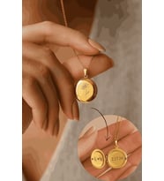 Kişiye Özel Papatya Desenli İçi Açılan Çelik Kolye – İçine İsim, Tarih veya Yazı Yazılabilir (Gold)