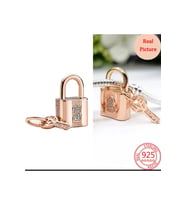 Kilit ve Anahtar Sallantılı Rose Charm