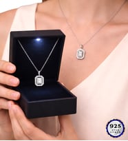 Premium Led Işıklı Kutusunda 925 Ayar Gümüş Baget Taşlı Kolye