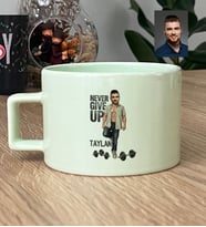 Kişiye Özel Karikatürlü Never Give Up Motivasyon Lüks Pastel Fincan Doğum Günü Hediyesi