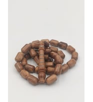 USTA İŞCİLİKLİ KUKA TESBİH 8 * 12 MM İMAME PİRİMÇ İŞLEMELİ KAPSÜL  KESİM TAKIMLI SİSTEMLİ PÜSKÜL (C. Kahverengi)