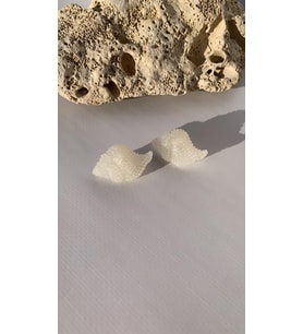 Sedefli Parlak Beyaz Renkli İstiridye Şeklinde  Gold Aksesuarlı Epoksi Küpe El Yapımı Hediyelik
