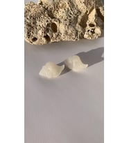 Sedefli Parlak Beyaz Renkli İstiridye Şeklinde  Gold Aksesuarlı Epoksi Küpe El Yapımı Hediyelik