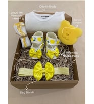 HOŞGELDİN BEBEK , YENİDOĞAN KIZ BEBEK HEDİYE SETİ , FİYONKLU BANDANALI BEBEK PATİK & ÇITÇITLI BODY & MENDİL & BANYO SÜNGERLİ HEDİYE KUTUSU (Sarı-Beyaz)