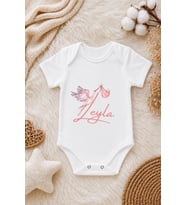 Kız Bebek Kişiye Özel İsimli Zıbın – Leylek ve Bebek Temalı Baskılı Kısa Kollu Body