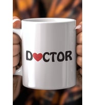 Doktor Temalı Kalpli Tasarım 330ml Baskılı Beyaz Seramik Kupa Bardak