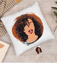BK Gift Kişiye Özel Karikatür Portre Beyaz Yastık, Illustrasyon Portre, Arkadaşa Hediye, Sevgiliye Hediye, Ev Hediyesi