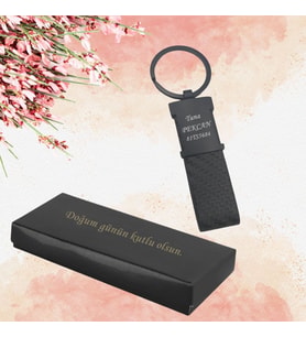 KİŞİYE ÖZEL İSİM YAZILI KUTULU METAL KARBON DESEN ANAHTARLIK
