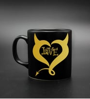 Sevgililer Gününe Özel Gold & Gümüş Kalpli Love Baskılı Siyah Kupa (Model 2)