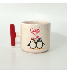 Kişiye Özel Love Penguenler Baskılı Kırmızı Kulplu T Kupa (Beyaz)