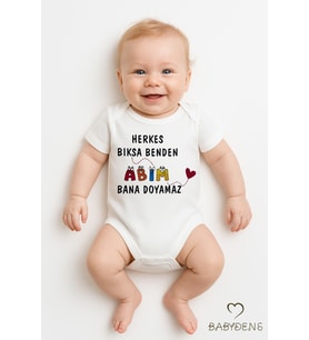 Herkes Bıksa Benden Abim Bana Doyamaz Yazılı Bebek Zıbını %100 Pamuklu Kısa Kollu Body Tulum (Beyaz)