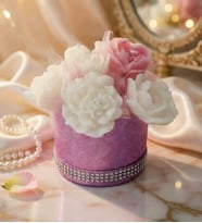 PREMİUM PEMBE SİLİNDİR TAŞLI KUTUDA EL YAPIMI BEYAZ ÇİÇEKLER ARASINDA KALP MUM BUKETİ-ANNEYE-SEVGİLİYE-ARKADAŞA-KADINA