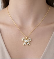 İnci Detaylı Kelebek Model Kolye