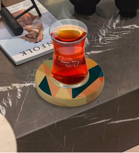 BK Gift Kişiye Özel Modern Art Tasarımlı Doğal Ahşap Tabaklı Heybeli Çay Bardağı Model 8