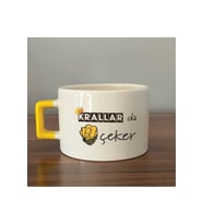 Krallar Da Nah Çeker Baskılı Sarı Kulplu Kare Kupa - Komik Hediye Bardak Fincan Mug