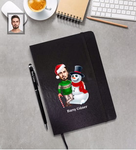 Kişiye Özel Yılbaşı Erkek Karikatürlü Siyah Defter Kalem Hediye Seti Model-13