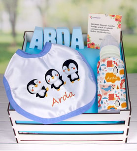 eJOYA Ahşap Sandıkta Kişiye Özel Önlük Biberon Ve Taş İsimlik Bebek Hediye Seti 109553 (Mavi)