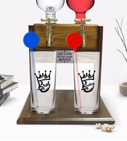 BK Gift Kişiye Özel Renkli Baskılı Kral ve Kraliçe Tasarımlı İkili Vodka Bardağı ve Çift Musluklu Doğal Ahşap Vodka Standı-1 (Model 1)