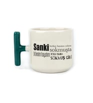 Sanki Herkes Hayatını Yoluna Sokmuşta Baskılı Yeşil Kulplu T Kupa