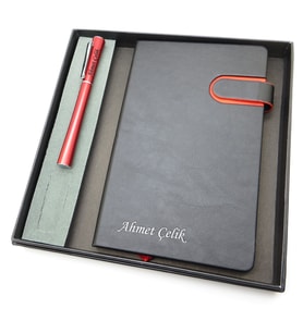 Signator® Codex  N287 Kişiye Özel Defterli Set - İsme Özel Kırmızı Kalem + İsme Özel Siyah Defter  İsme Özel Kutusunda Hediyelik Set (Karışık)
