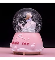Balina Üzerinde Sevinli Kız Temalı Işıklı Müzikli Kar Küresi (Pembe)