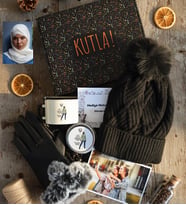 Kişiye Özel Karikatürlü Cute But Capricorn Oğlak Burcu Hediye Kutusu - Kişiye Özel Lüks Fincan, Bere, Eldiven, Mum, Fotoğraf 10 Adet Doğum Günü Hediyesi