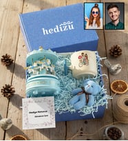 Kişiye Özel Karikatürlü Bisikler Süren Aşıklar Hediye Kutusu - Kişiye Özel T Kupa, Atlı Karınca Müzik Kutusu, Peluş Anahtarlık Sevgililer Günü Hediyesi