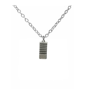 Dikdörtgen Çizgili Metal Detaylı Kolye – 60 cm Zincirli Zamak Kaplama Unisex Modern Aksesuar (Gümüş)