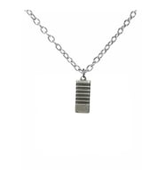 Dikdörtgen Çizgili Metal Detaylı Kolye – 60 cm Zincirli Zamak Kaplama Unisex Modern Aksesuar (Gümüş)