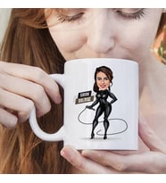 Kişiye Özel Kırbaçlı Deri Kıyafetli Kadın Karikatürlü Kupa Bardak
