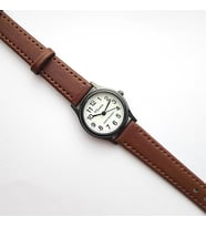 Marlas Retro Kadın Saati, Vintage Tasarım, Klasik, Siyah Kasa Rengi, Minimal Tasarım, Açık Kahverengi Kayış Kordon, Beyaz Kadran