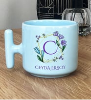 Kişiye Özel Çiçekli C Harfli Hediye Pastel T Kupa İsim Soyisim Yazılı (Mavi)