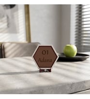 Adana 01 Plaka Temalı Dekoratif Obje, Şehir Hatırası Arayanlar İçin Modern Masaüstü Dekoru 10x10 cm, Açık Kahve