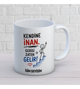 Kişiye Özel Kendine İnan Gerisi Zaten Gelir Baskılı Kupa – Çöp Adam ve Basamak Tasarımlı Motivasyon Kupası