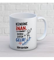 Kişiye Özel Kendine İnan Gerisi Zaten Gelir Baskılı Kupa – Çöp Adam ve Basamak Tasarımlı Motivasyon Kupası
