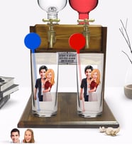 BK Gift Kişiye Özel Renkli Baskılı Sevgililer Karikatürlü İkili Vodka Bardağı ve Çift Musluklu Doğal Ahşap Vodka Standı-90 (Model 1)